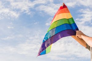 Τρανς «μονόκερος» εμφανίστηκε σε μικρά παιδιά!! Δείτε πως