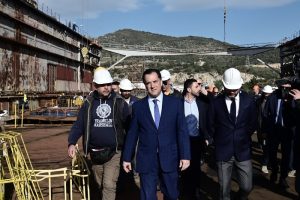 Άδωνις σε μαύρο φόντο με…λέιζερ: «Αποτελώ στόχο, ε και;» vid
