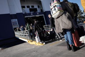 Πρωτομαγιά: Τρέχουν πάλι να φύγουν… γεμάτα πλοία και ΚΤΕΛ