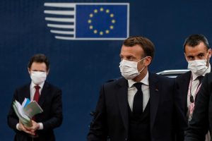 Στην απόφαση του Γάλλου προέδρου Εμανουέλ Μακρόν να προκηρύξει βουλευτικές εκλογές αναφέρεται το σύνολο του γαλλικού Τύπου