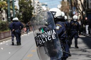 Επεισόδια στην Πατησίων – Συνελήφθη αστυνομικός που άνοιξε πυρ για να ξεφύγει, vid