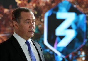 Και ενώ όλοι περιμένουν πόλεμο, ο Μεντβέντεφ ανακοίνωσε πείραμα στην Ρωσία