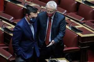 Ραγκούσης για Μητσοτάκη: «Δεν θα κρυφτώ πίσω από την εξοχική του βίλα στην Τήνο που αξιοποιεί»