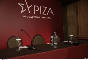 Ζεϊμπέκ ΣΥΡΙΖΑ: Ποζάρει μπροστά σε πανό για «τουρκική μειονότητα στην Θράκη»