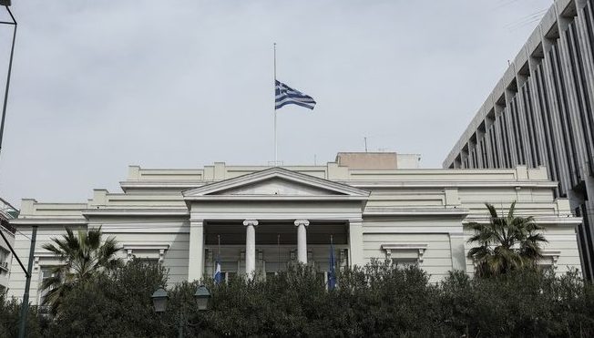Επικοινωνία Ελλάδας-Ιράν με φόντο τα χτυπήματα σε εμπορικά πλοία