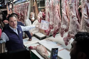 Αδωνις: Κατέβασε και έδειχνε ένα αρνί – ΔΕΙΤΕ