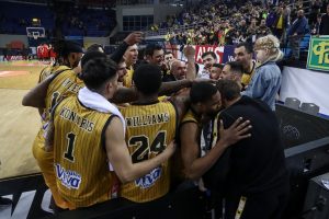 «Κόλαση» στο ξενοδοχείο της ΑΕΚ: Οπαδοί της Χάποελ Ιερουσαλήμ πέταξαν βαρελότα