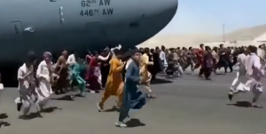 Απίστευτοι!! Η κυβέρνηση Μπάιντεν ρίχνει την ευθύνη ακόμα και για τη χαοτική αποχώρηση από το Αφγανιστάν… στον Τραμπ
