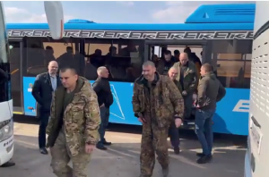 ΒΙΝΤΕΟ: Η στιγμή που Ρώσοι πρώην αιχμάλωτοι επιστρέφουν στην πατρίδα τους