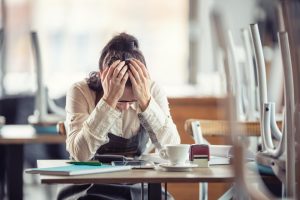 Όλο και πιο δυστυχισμένοι νιώθουν οι εργαζόμενοι σύμφωνα με έρευνα – Κοστίζει στην παγκόσμια οικονομία 8,8 τρισ. δολάρια