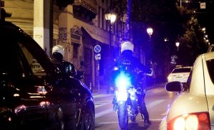 Τροχαίο στον Άγιο Στέφανο με τραυματίες δύο αστυνομικούς της ΔΙΑΣ (video)