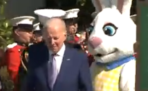 Απόλυτο ΕΠΟΣ!!! Δείτε τον Μπάιντεν με τον πασχαλινό λαγό…