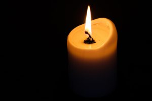 Έσταξε λιωμένο κερί στο ρούχο σας; Έτσι θα το αφαιρέσετε (Video)