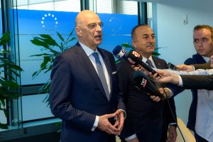 Δένδιας/Τσαβούσογλου: Σύντομη συνάντηση στις Βρυξέλλες μαζί με Αλβανούς