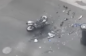 Η σοκαριστική στιγμή που ο οδηγός του Smart βγαίνει από το όχημα μετά το θανατηφόρο τροχαίο στον Άλιμο