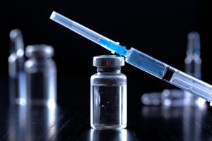 COVID: Την έγκρισή του για νέο εμβόλιο κατά της υποπαραλλαγής Όμικρον αναμένεται να δώσει ο ΕΜΑ