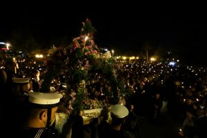 Μεγάλη Παρασκευή: Σε ποιά περιοχή περιφέρουν τον Επιτάφιο στη θάλασσα; – vid