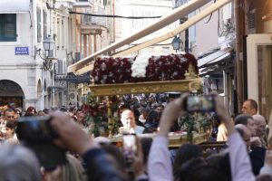 Στον Επιτάφιο της Κέρκυρας βρέθηκε ο δηλωμένος άθεος Τσίπρας, vid