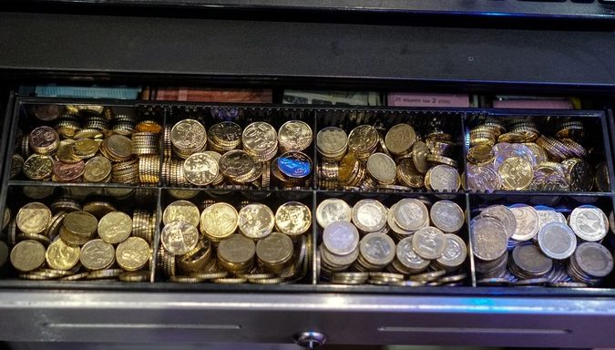 Παραδείγματα με τις αλλαγές στους μισθούς που θα δουν εκατομμύρια εργαζόμενοι σε λίγα 24ωρα