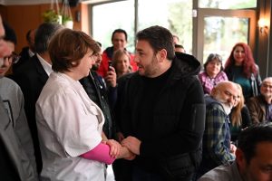 Σε καφέ όπου εργάζονται νέοι με αυτισμό βρέθηκε ο Νίκος Ανδρουλάκης