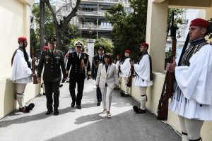 H ΠτΔ Κ. Σακελλαροπούλου επισκέφθηκε την Προεδρική Φρουρά και αντάλλαξε ευχές για την Ανάσταση με τους Εύζωνες