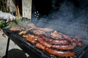 Φάγατε “του σκασμού” στο πασχαλινό τραπέζι; Να τι μπορείτε να κάνετε για να επιταχύνετε την χώνεψη