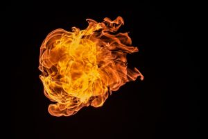 Έδιωξε τους ληστές με… φλογοβόλο! Το απίστευτο video