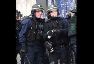 ΕΠΟΣ! Οι Γάλλοι αστυνομικοί και το δακρυγόνο