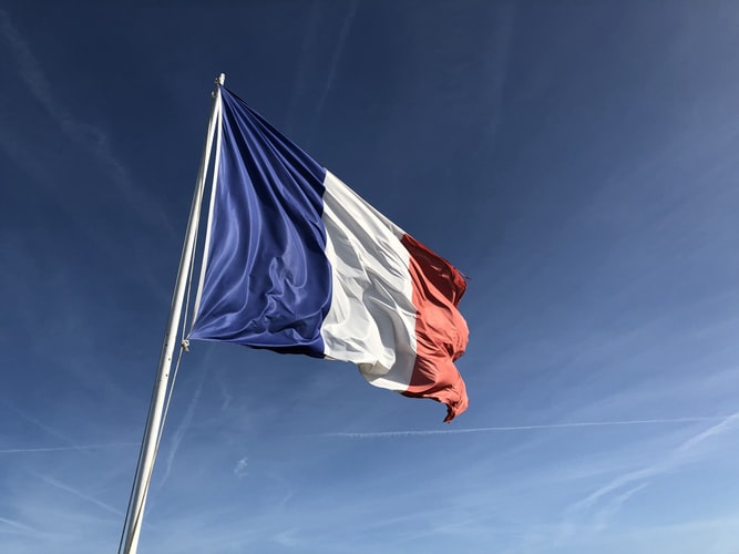 Εντολή…τρόμου στη Γαλλία: «Να υπάρχουν αστυνομικοί έξω από κάθε εκκλησία»