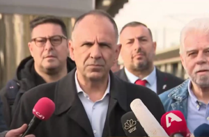 Στο 1ο βαγόνι του 1ου δρομολογίου τρένου Αθήνα-Θεσσαλονίκης ο Γεραπετρίτης, vid