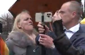 Τρανς επιτίθενται σε Καναδό ακτιβιστή – Εικόνες ΣΟΚ στο ΒΙΝΤΕΟ