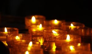 Θεσσαλονίκη: Λουλούδια και κεριά για τα θύματα της τρομοκρατικής επίθεσης