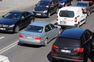 Κίνηση στους δρόμους: Ανετράπει αυτοκινήτο επί της Λεωφόρου Ποσειδώνος – Εγκλωβίστηκε ένα άτομο (video)