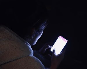 Αγγλίδα επίτροπος: Οι γονείς πρέπει να αντιμετωπίσουν πρώτοι τον εθισμό τους με τα κινητά