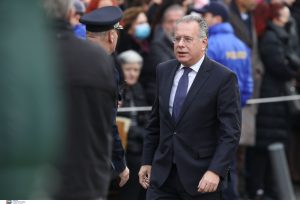 Ρώτησαν τον Κουμουτσάκο γιατί δίνουν συνεχώς χρήματα στους αλλοδαπούς, ενώ Έλληνες πεινάνε! vid