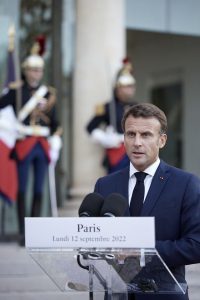 Politico –  Μακρόν: Μετά την περσινή αποτυχία του με τον Πούτιν τώρα προσπαθεί να “γοητεύσει” τους Κινέζους