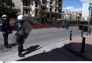 Επεισόδια τη νύχτα με μολότοφ έξω από την Πανεπιστημιούπολη στου Ζωγράφου – Αυτοκίνητο τυλίχτηκε στις φλόγες