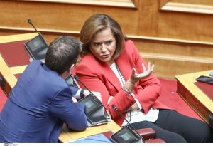 Πολιτική “κόντρα” on air Μπακογιάννη – Σπίρτζη για τα Τέμπη (video)