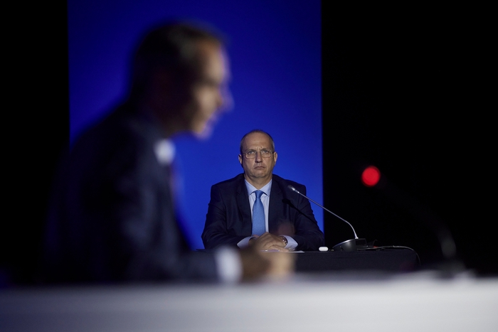 Οικονόμου για ταυτότητες: «Δεν έχουν τίποτα από όλα αυτά τα περίεργα που λένε κάποιοι»