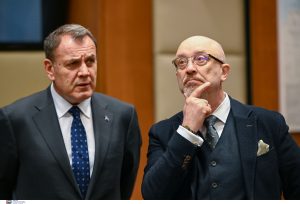 Στην Αθήνα ξαφνικά για να ζητήσει ΡΩΣΙΚΑ όπλα ο ΥΠΕΘΑ του Ζελένσκι, vid