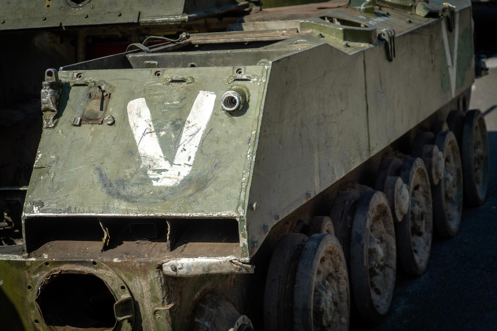 ΒΙΝΤΕΟ: Η στιγμή που ρωσικό άρμα πιάνει αιχμάλωτους Ουκρανούς στρατιώτες