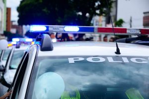 Ηλεία: Έκαναν δημοτικό σχολείο γυαλιά καρφιά – Έριξαν πέτρες και έσπασαν τζάμια