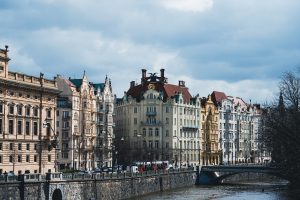 Οι Τσέχοι δεν ‘βολεύονται’ με επιδόματα – Μεγάλη διαδήλωση στην Πράγα για τον πληθωρισμό και το κόστος της ενέργειας