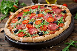 Πίτσα: Delivery ή παρασκευή στο σπίτι; Τι συμφέρει πλέον; vid