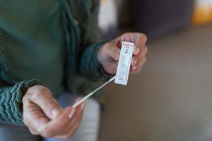 Μπαίνουμε στην εποχή της αυτοδιάγνωσης; Eρωτήματα και προβληματισμοί για τη χρήση των sefl test