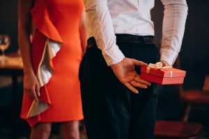 Λακωνία: Έριχναν ρύζι στους νεόνυμφους με φτυάρια από εκσκαφέα – BINTEO