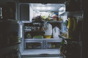 Τι μπορεί να φταίει αν το ψυγείο σας μυρίζει άσχημα – Ποιο το σημείο που πρέπει να καθαρίζετε τακτικά