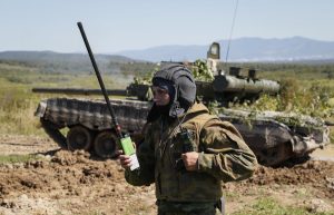 Ισοπεδωτικό! Το ρωσικό τανκ T-80BVM χτυπά ουκρανικές θέσεις! ΒΙΝΤΕΟ