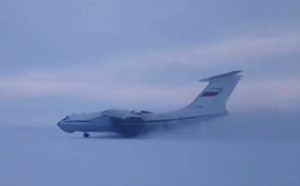 Μόνο στην Ρωσία!!! Προσγείωση στο χιόνι χωρίς αεροδιάδρομο!!!!