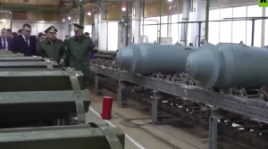 Ο Σοιγκού επιθεωρεί εργοστάσιο παραγωγής βομβών στη Ρωσία, vid